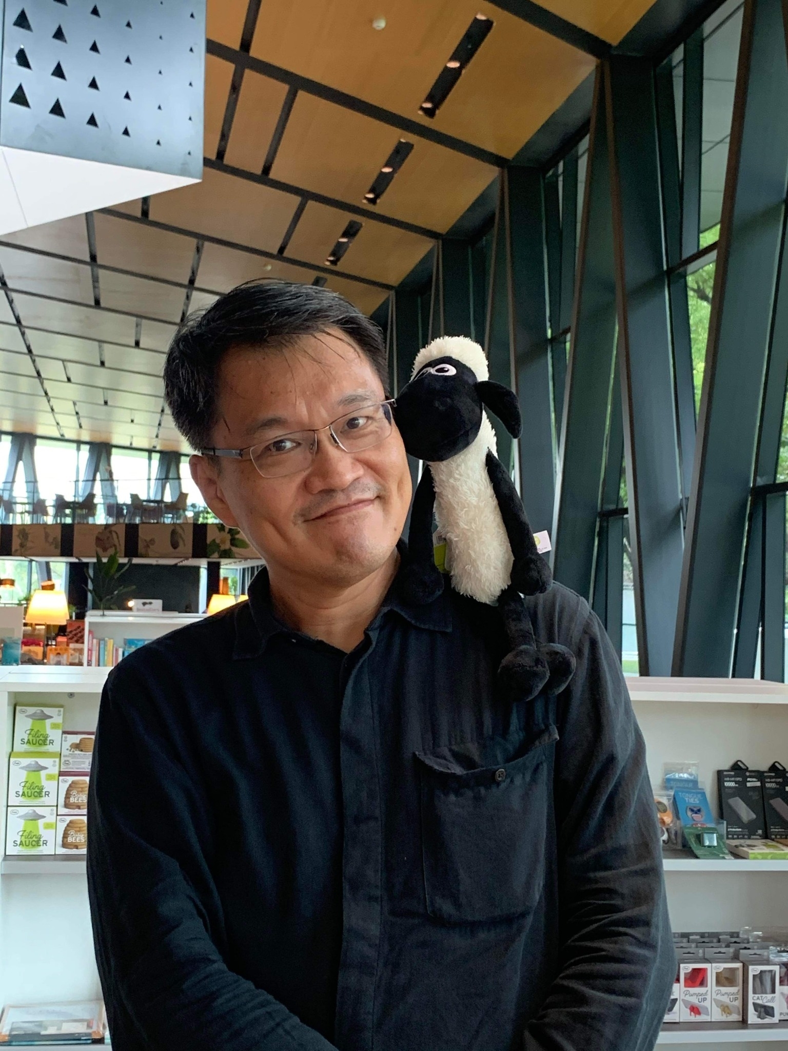 Hugh HU - 端午節拜訪墨田北齋美術館，看見北斎在其《北斎漫画》中描繪了屈原投汨羅江前後的一幕。... | Facebook