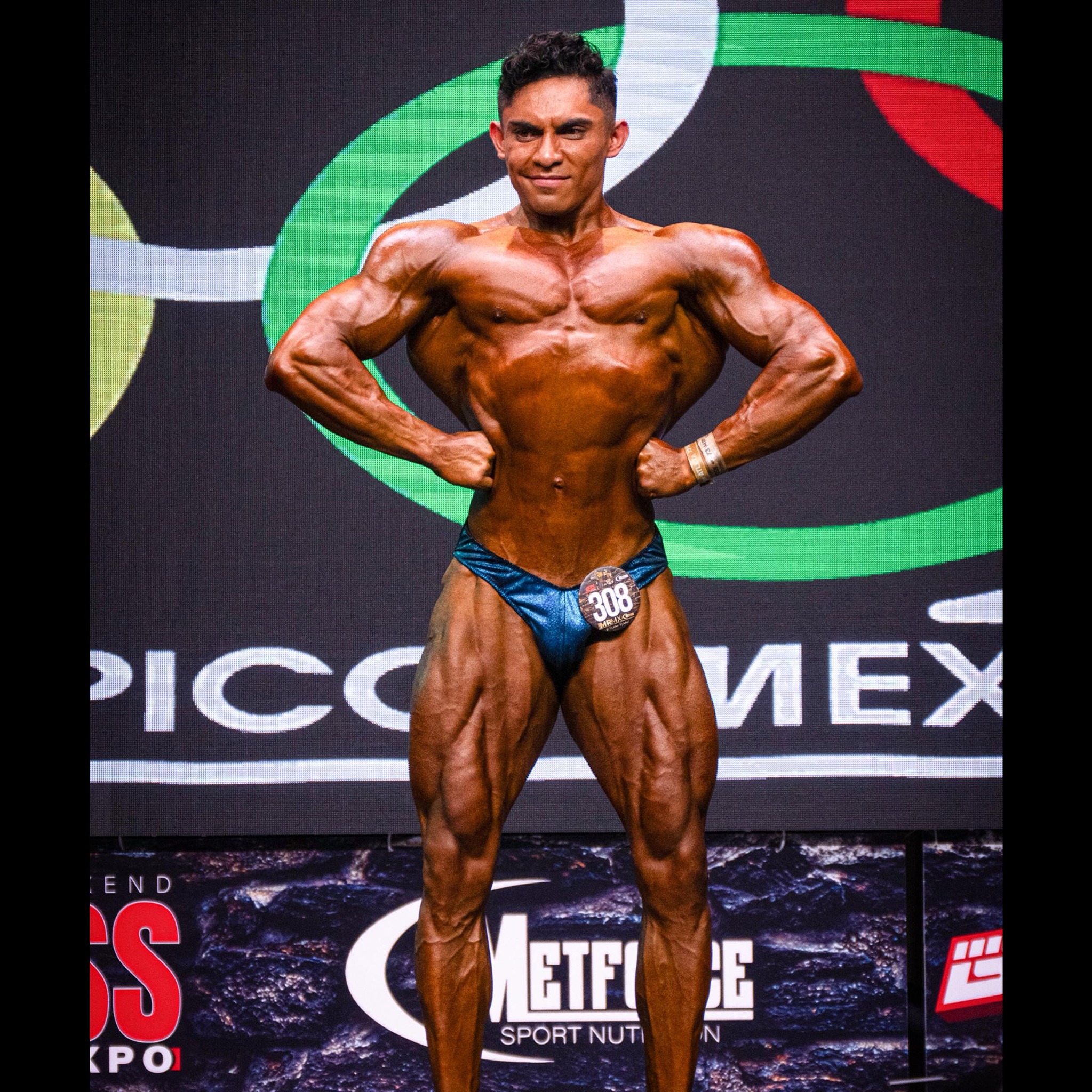 Aquí, amamos la sentadilla 🙌🏽🦵🏽 . . . . #bodybuilding #fitness #smile # ...