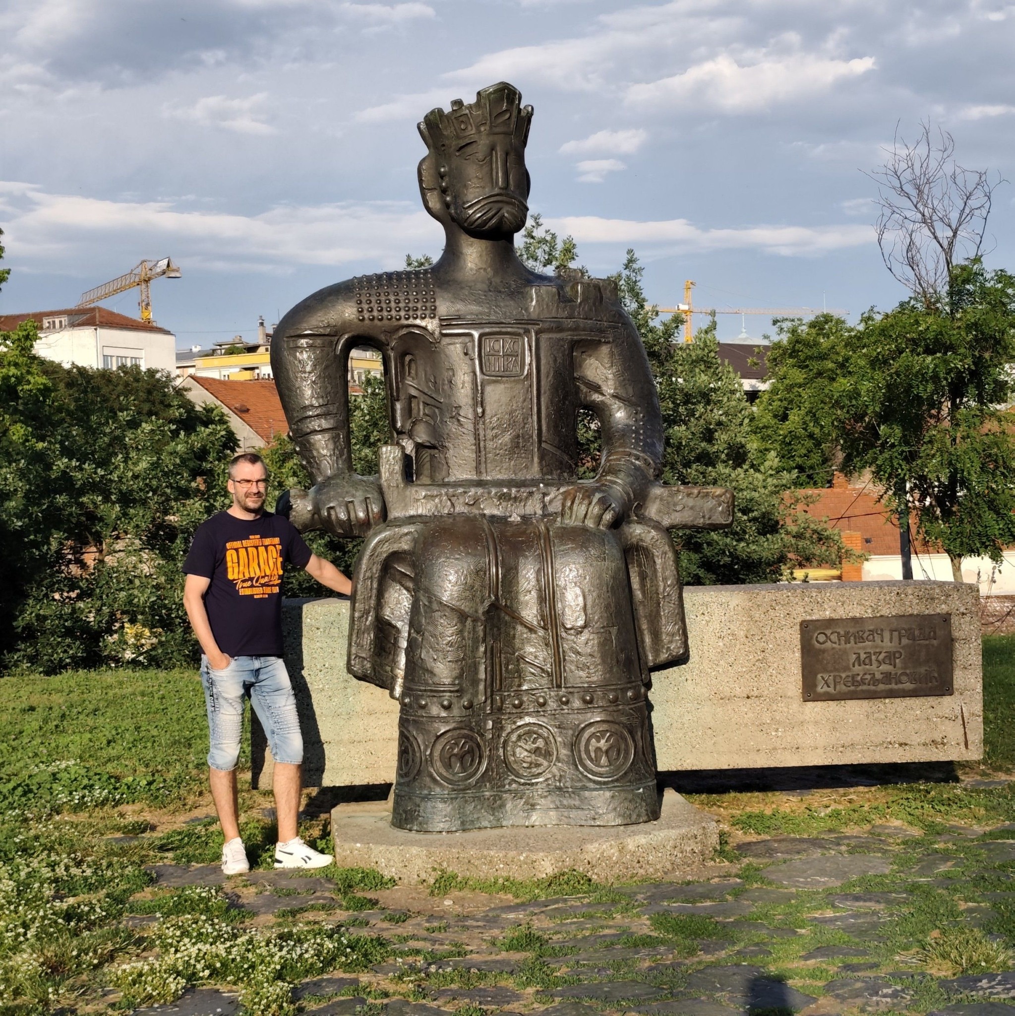 Asfaltirali pa kopaju jer pukla stara cev od vode, spasi nas Bože ...