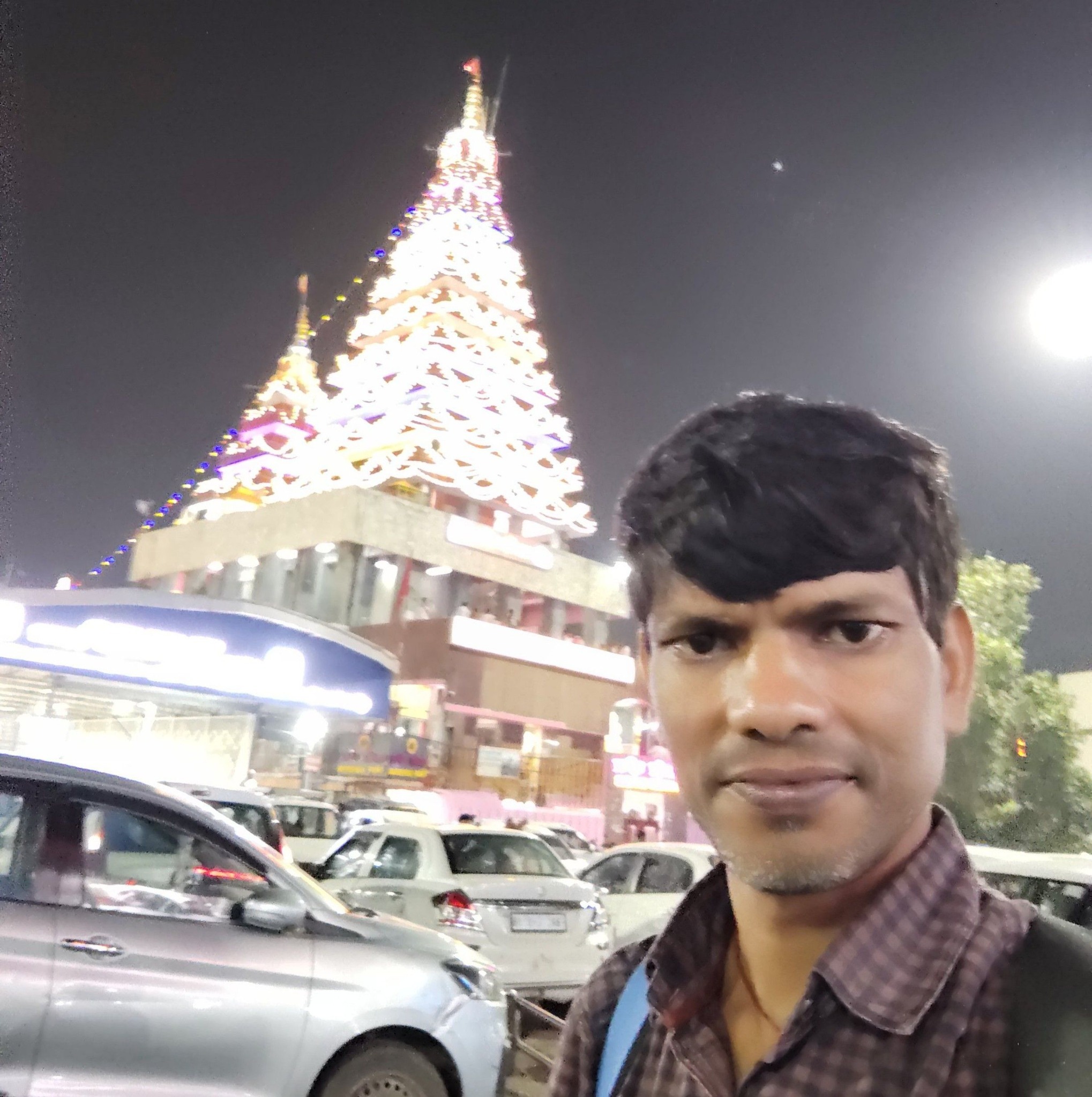 पहाड़ों के बीच बसा बाबा का धाम, जहाँ पहुँचकर हर चिंता छोटी और आस्था ...