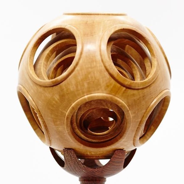 On a wood lathe, you can turn not only round objects. This dodecahedron ...