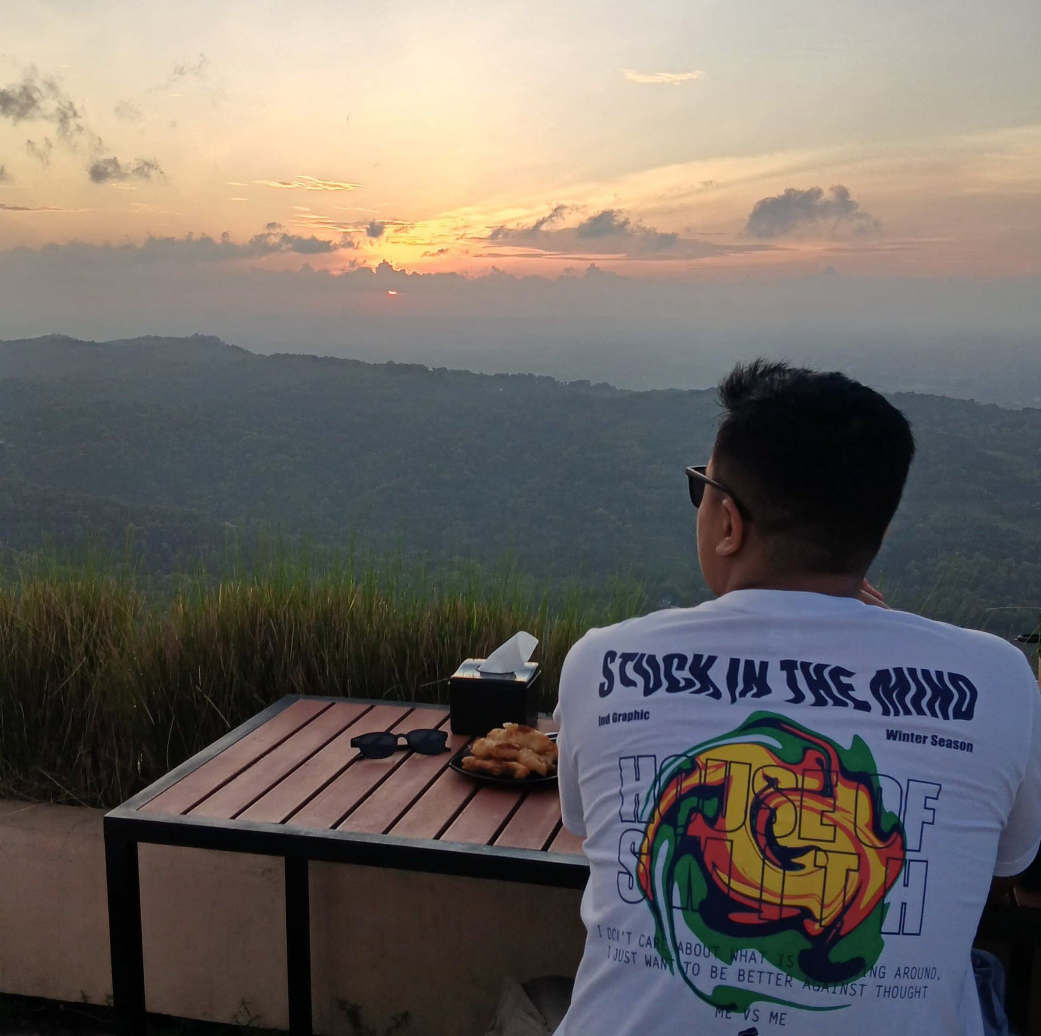 Yang bisa bantu sedekahnya buat makan laper banget diperantauan ...