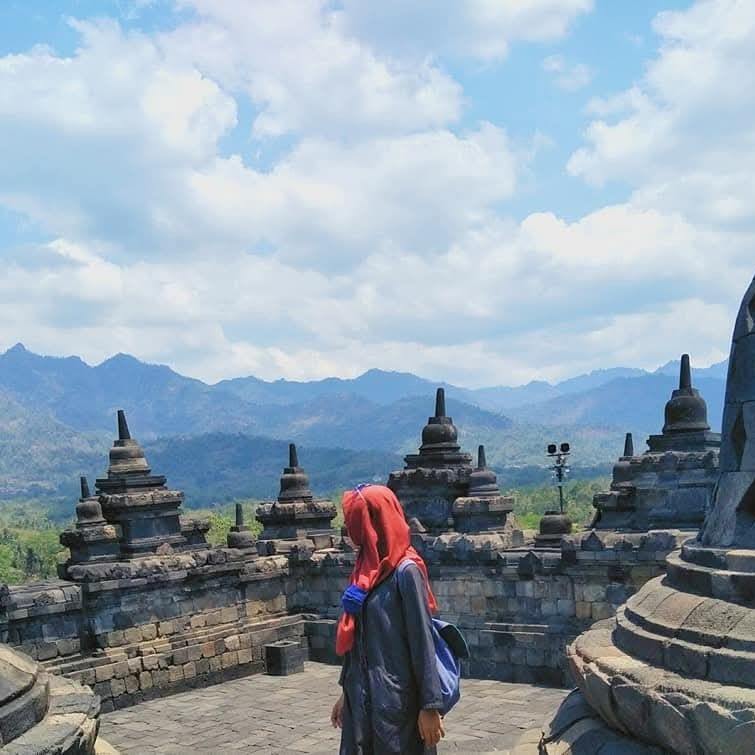 Katanya ni yaaa , kalo mandi di hari Jumat pinter ngomong kaya burung ...