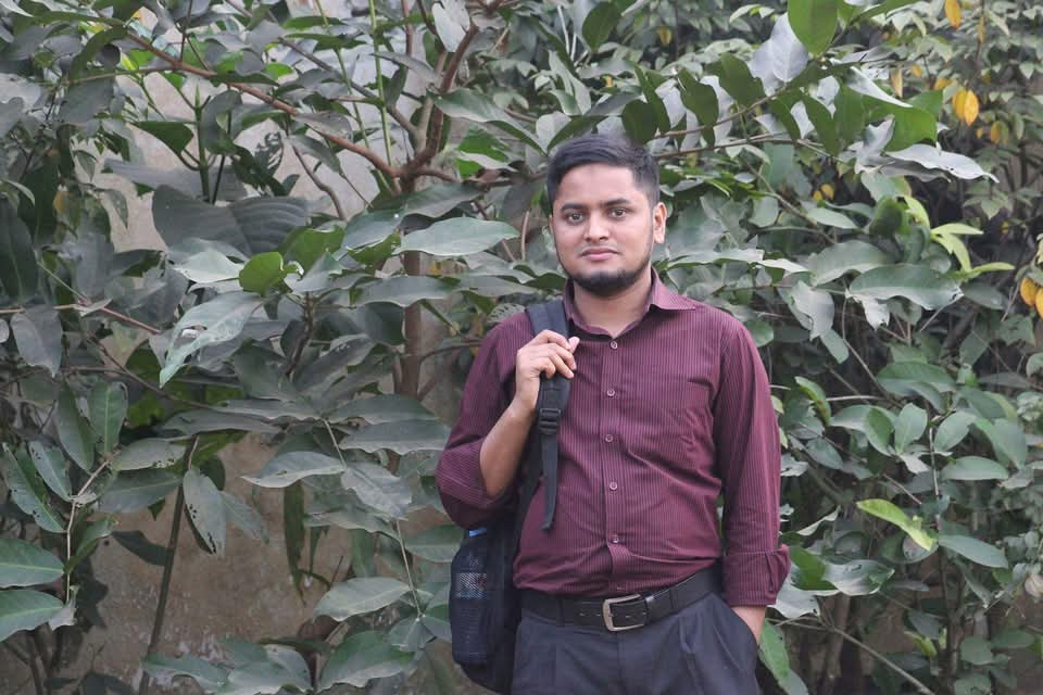 দেখুন বাঙ্গু হেফাজতের চরিত্র।🤣 বিএনপির কেউ টুপি মাথায় দিলেও মাওনা হয়ে ...