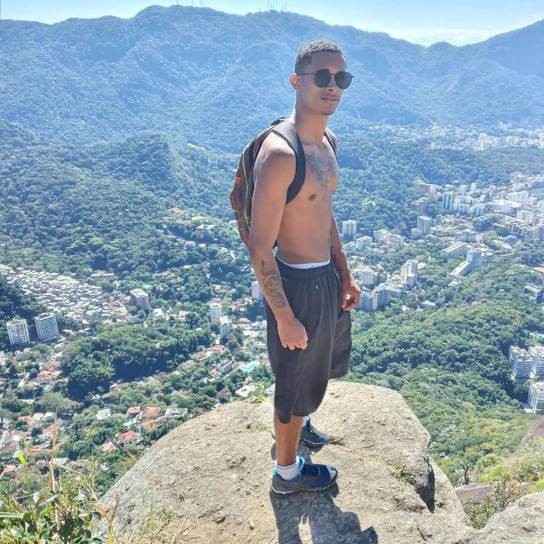 Para salvar seu amigo, Boyka invade a base e enfrenta dois psicopatas ...