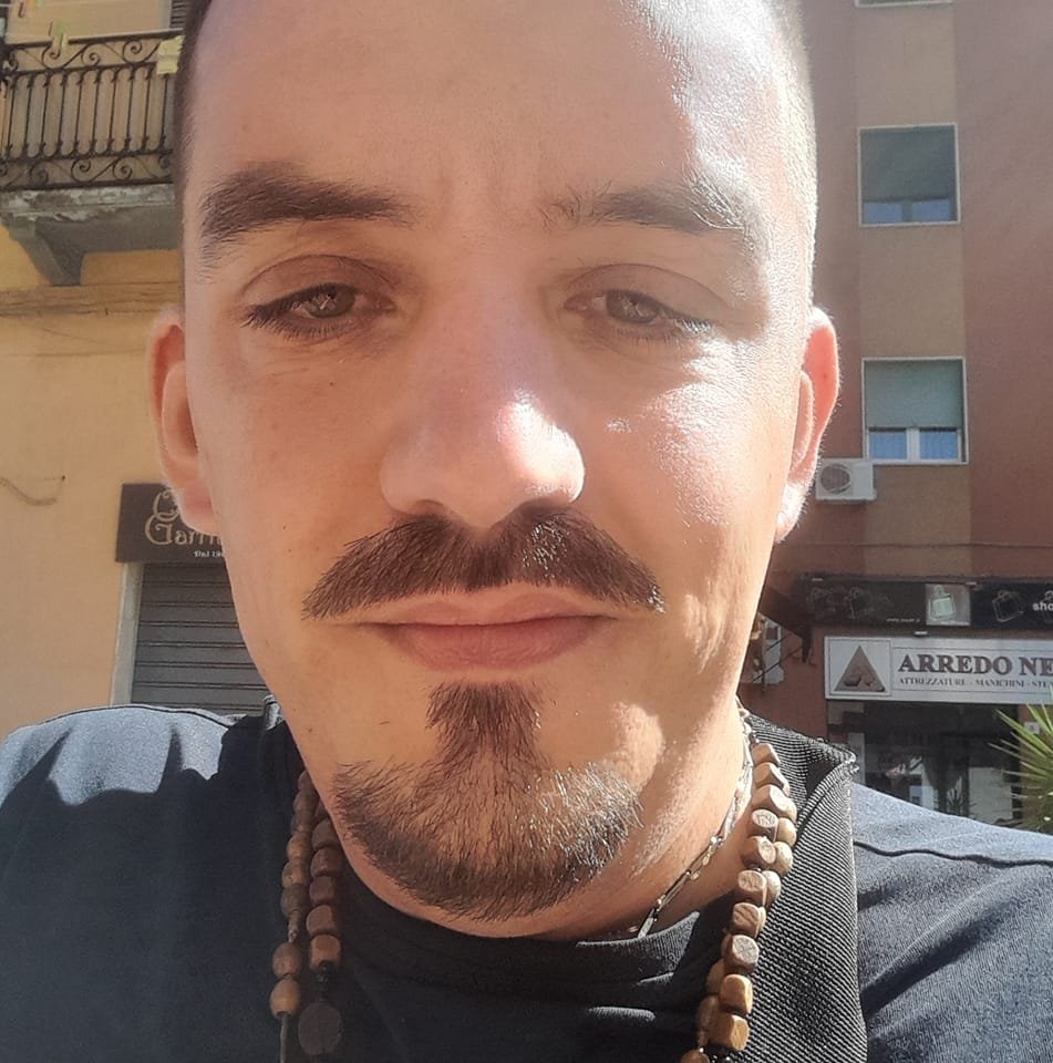 Cerco di comportarmi Ma Ic' Maglietta da donna