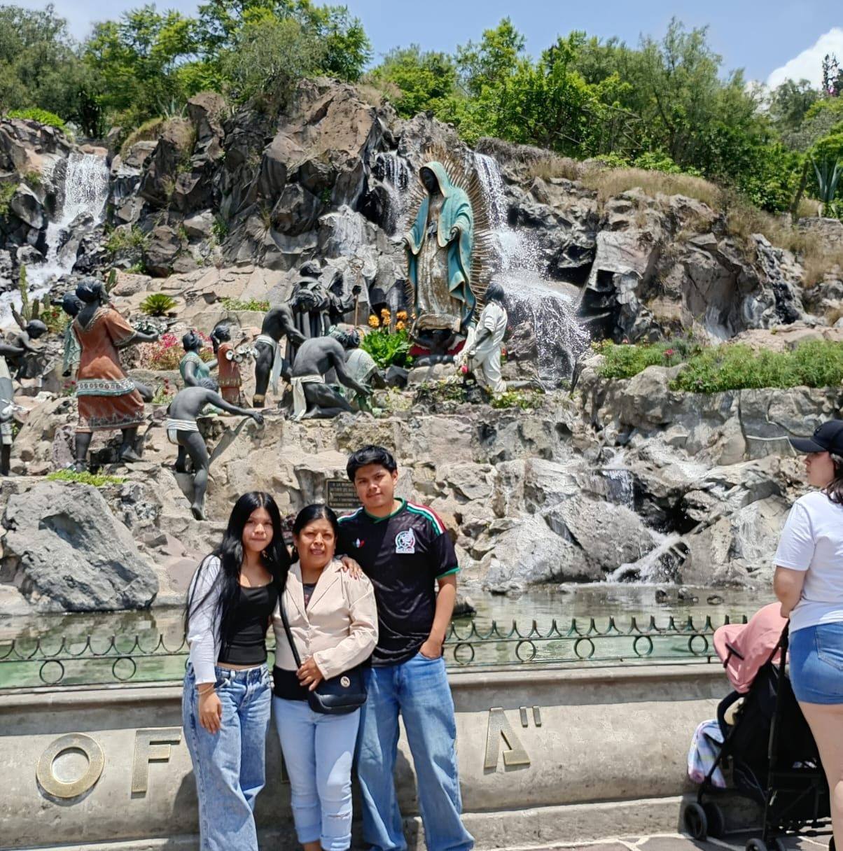 Efy Rincón Mari Rincon Marylupe Martínez Ustedes son la chispa que le ...