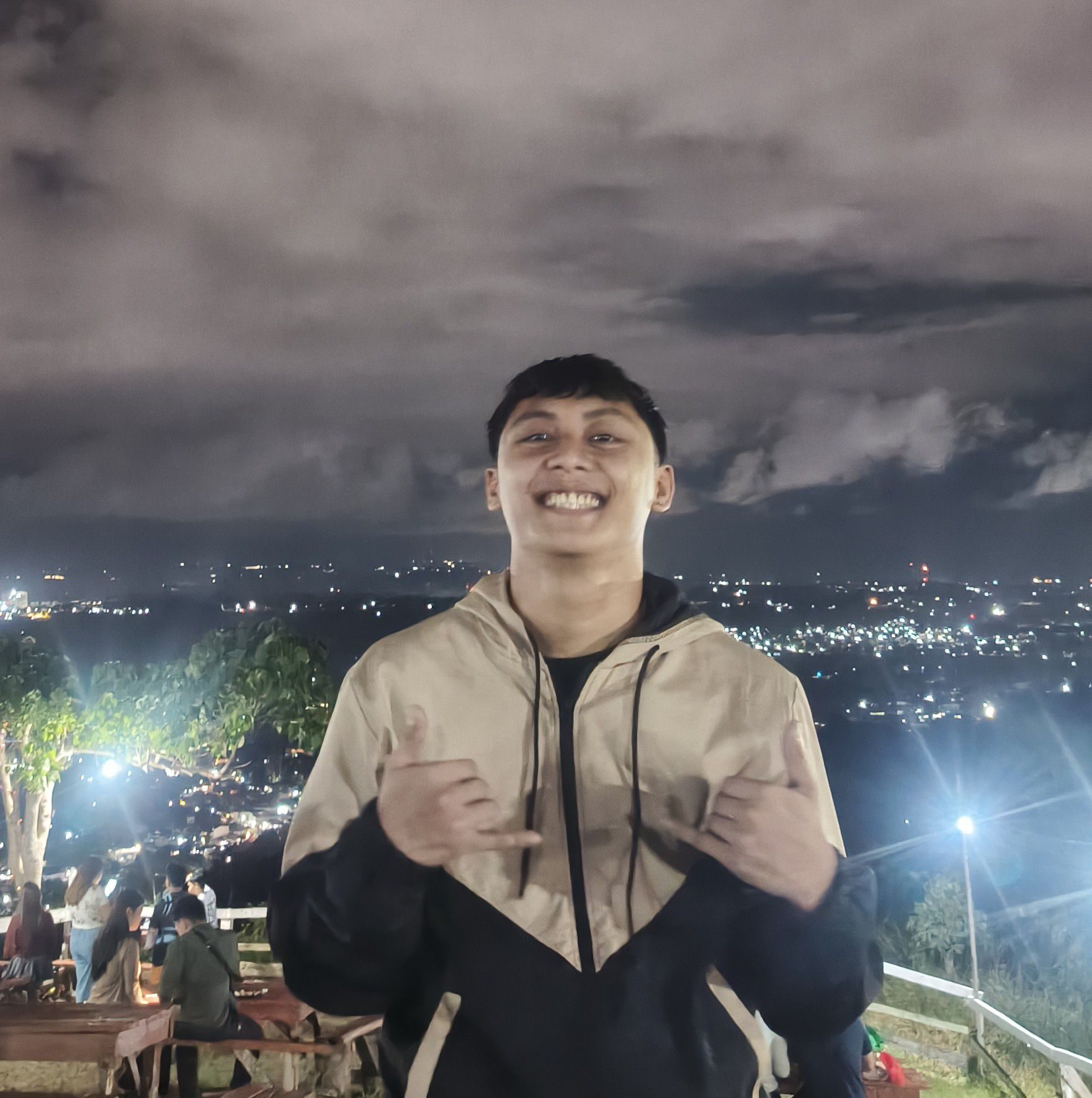 Murag ra ga dula ga tan-aw salida, • diay sa likod ana naa mga window(s ...