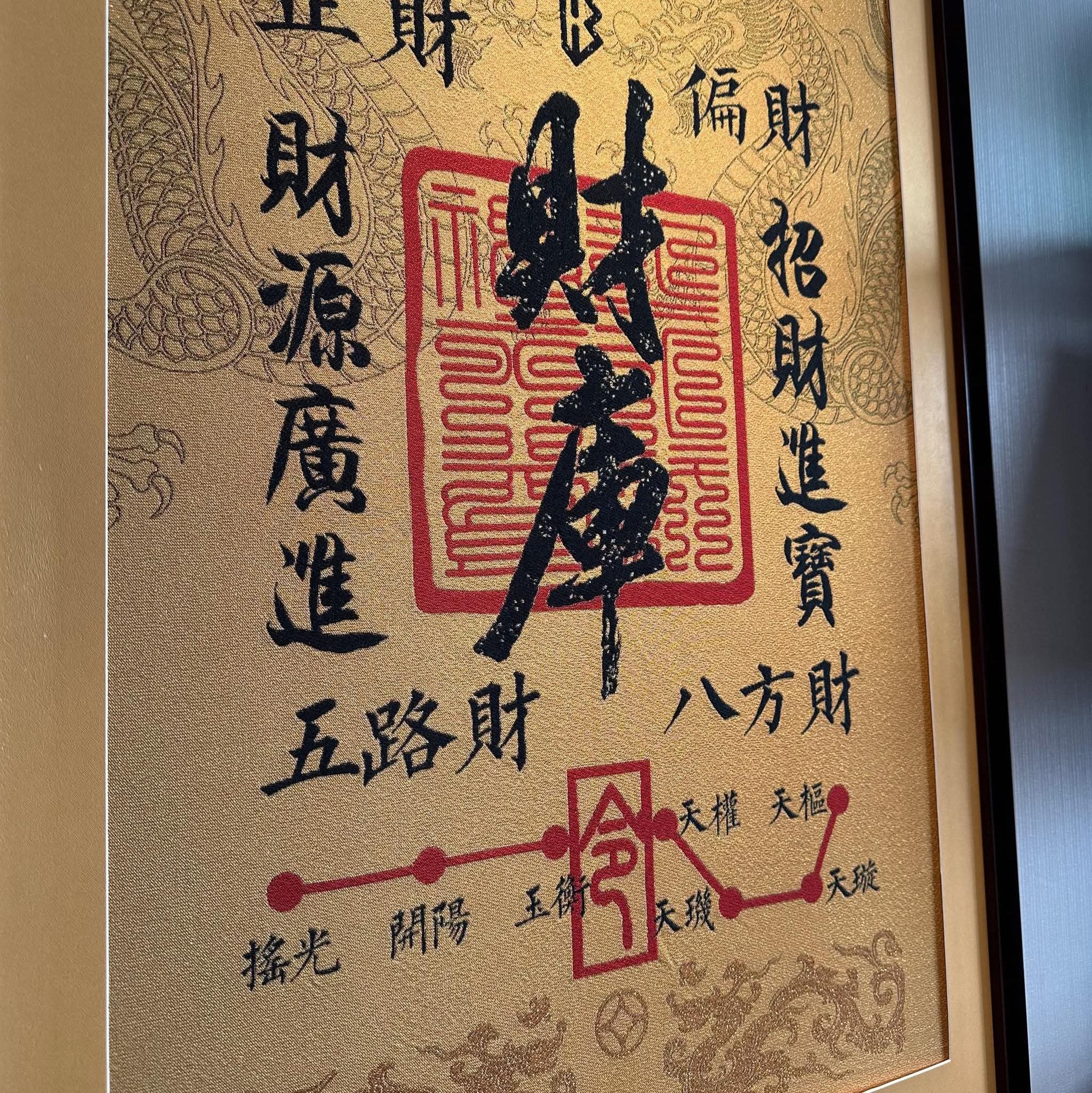 🚨【花蓮東大門夜市驚傳砸店】 脆友 bee_all_write 逛花蓮東大門夜市時，竟然遇到驚險一幕！ 一名男子疑似手持鋁棒，突然朝炸物攤猛力 ...