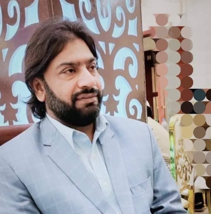 میرا اور قیس کا تقسیم پہ جھگڑا ہے سلیم راس دونوں کو نہیں دشت کا آدھا ...