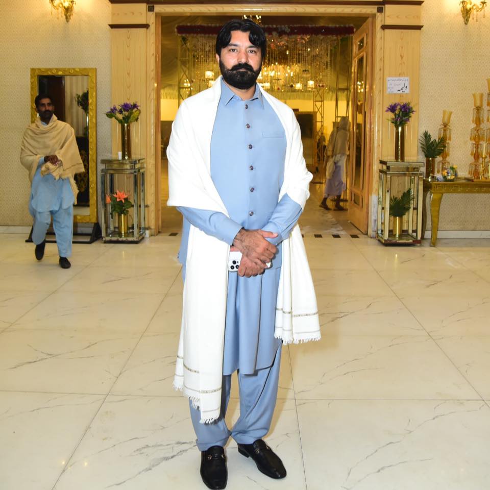 شہر سخن میں ایسا کچھ کر عزت بن جائے سب کچھ مٹی ہو جاتا ہے عزت رہتی ہے ...