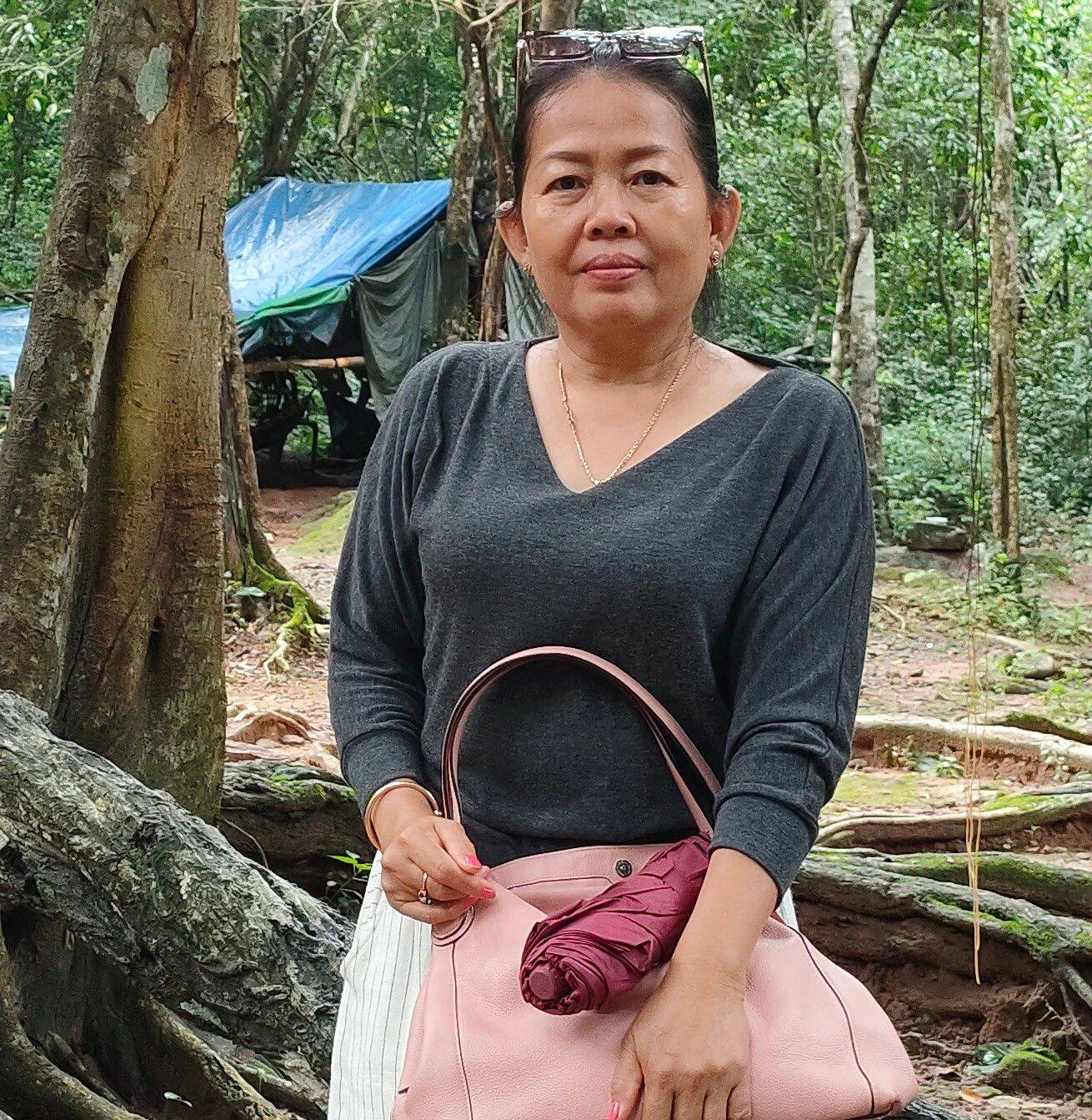 ចែយៀកនៅខាងក្រៅស្អាតខ្លាំងណាស់ឡើងខ្ចូតគួរអោយស្រលាញ់ ️ ️🙏🙏🌻🌻 Miss ...