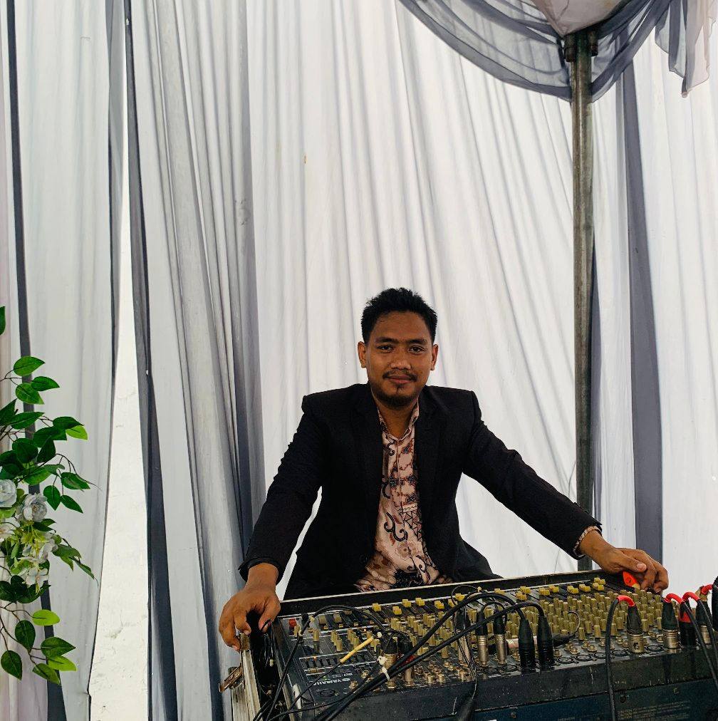 Semoga yang mendengar dan membagikan ayat ini rezekinya melimpah 🤲🤲🤲 ...