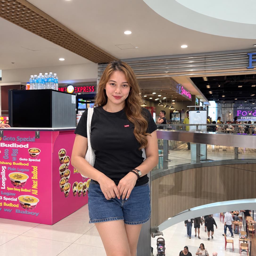 Kain muna ng ice cream bago mag-walking mga mars! 🍦 ️ Bonding moment ...