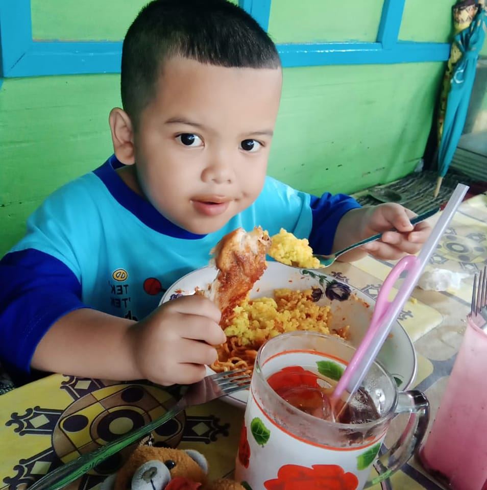 Emak-emak tanya apa ijazahmu ke Polisi yg jaga di MK. #emakemak #polisi ...