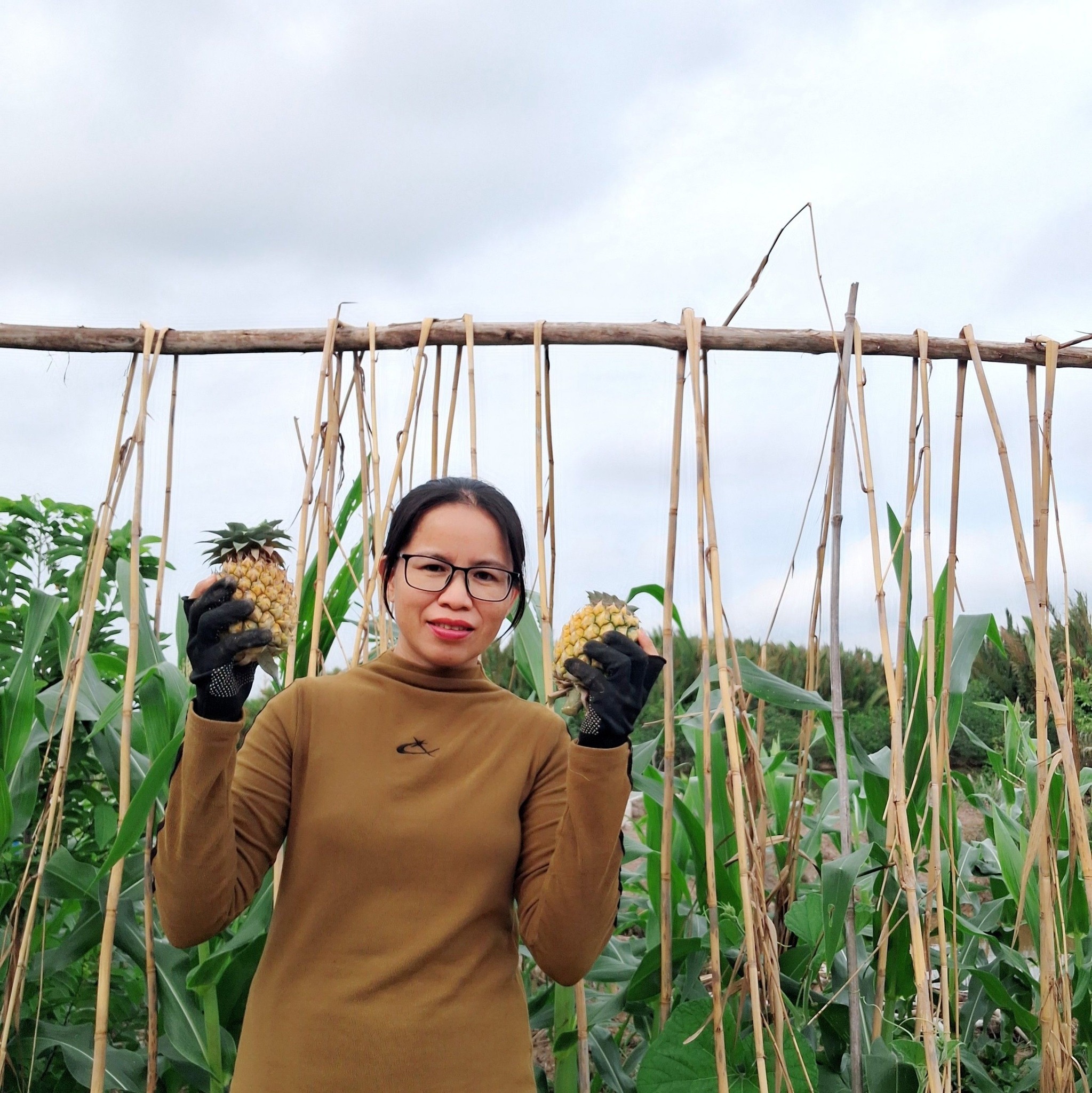 Em vừa đi hái quả về🍎🍏🍑 #xaykenh #xuhuong #cuocsonghangngay | Nguyễn Thảo