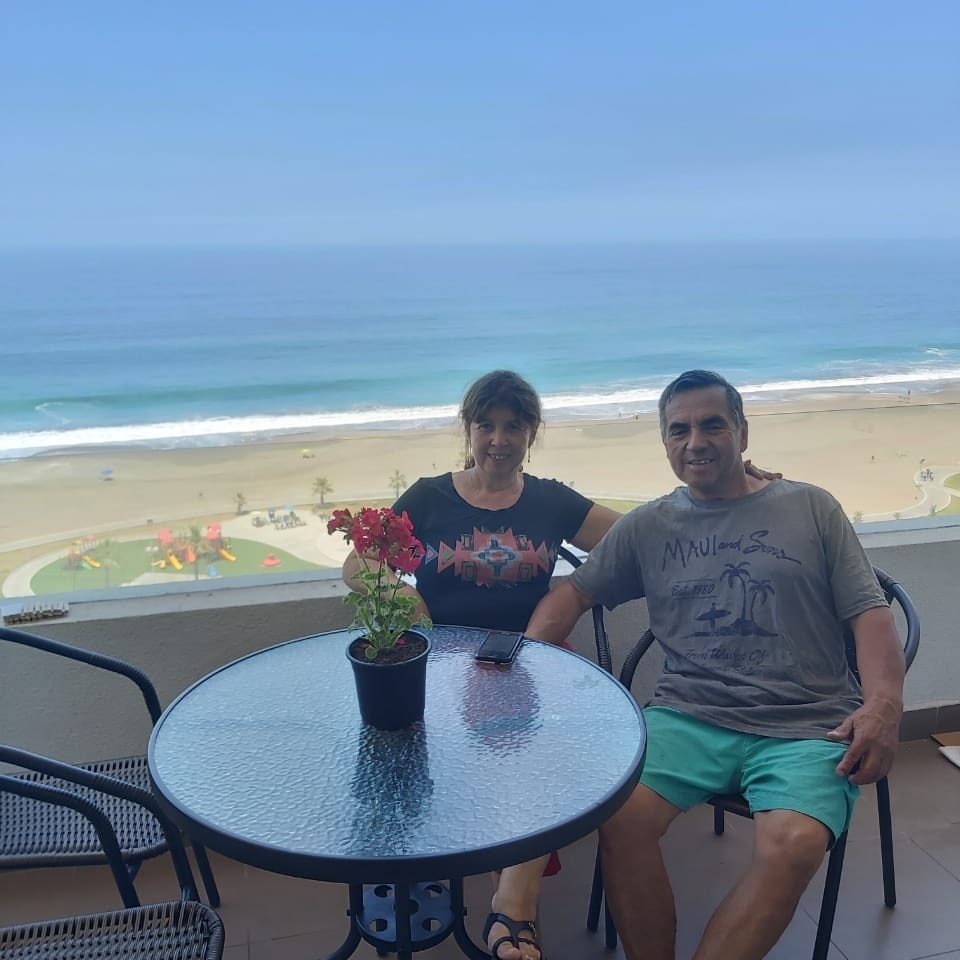Este domingo, Playa Brava estaba llena de vida: familias en el pasto ...