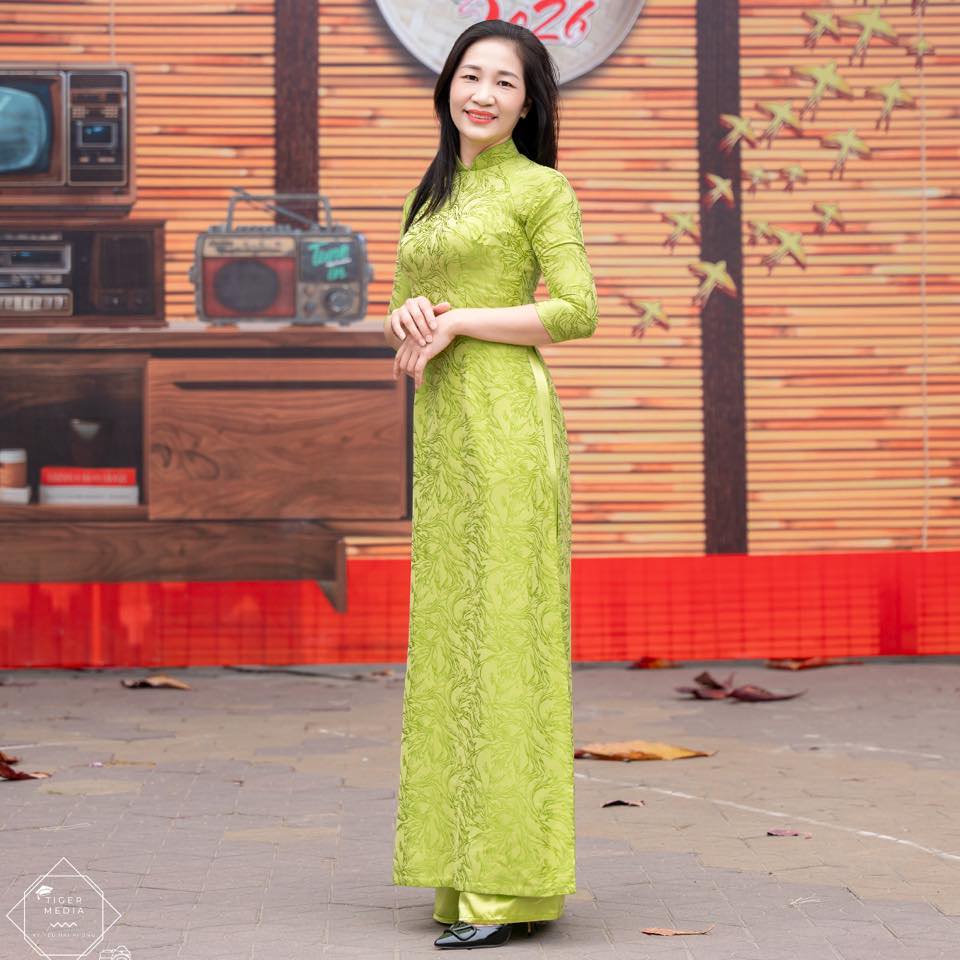 Đỏ rực một chút để đón mùa trăng. 🌙🏮 Áo quây tăm ôm dáng, có sẵn mút và ...