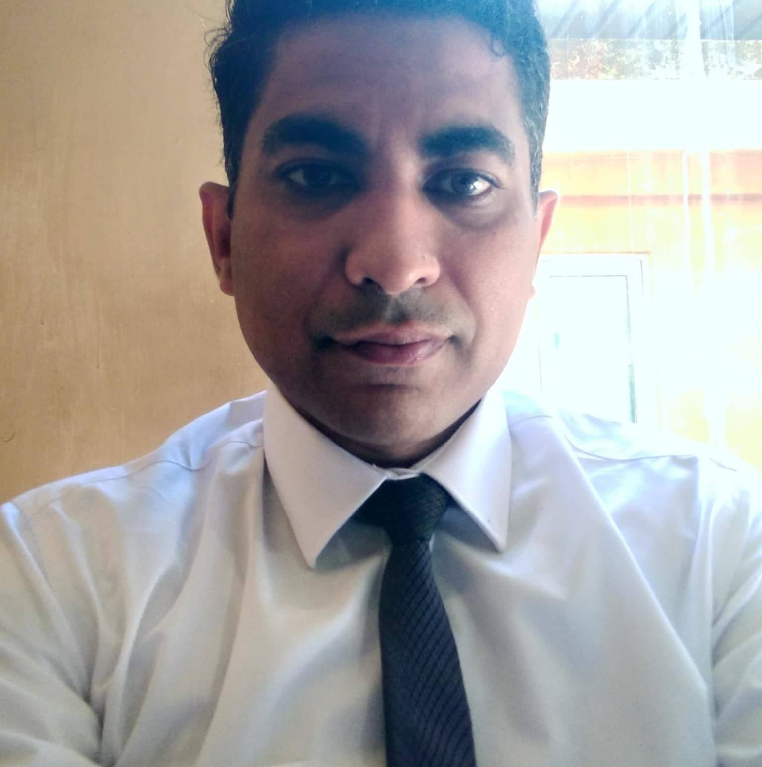හරි හරේ පස්ස හරේ රිමාන්ඩ් එකට අරන් යන්න ආ බස් එක රිවස් කරන්න චාමර උදව් ...