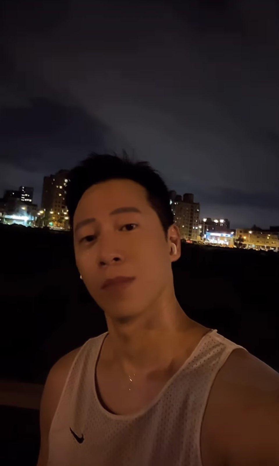 看完《哈雷與戴維森》 沒有太多熱血 反而很安靜。 他們在動盪裡選擇相信未來 而我在穩定的時代 卻常常不確定方向。 原來迷惘 不是因為不夠努力 ...