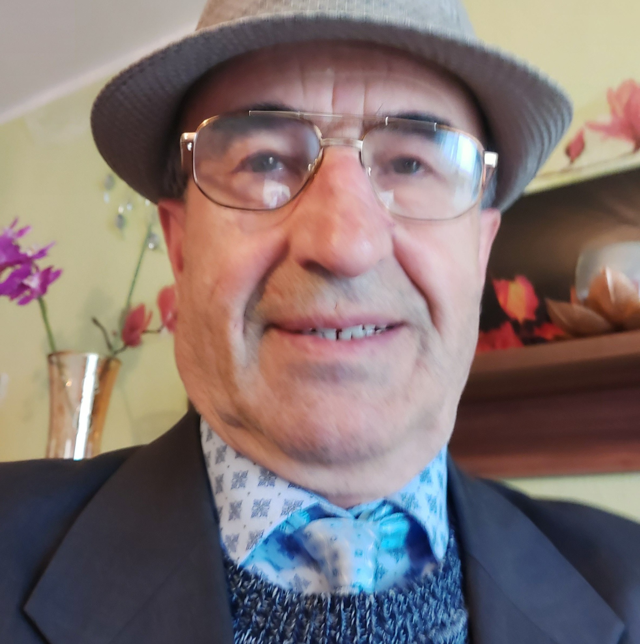 Ciwan Youssef - لاعق الأحذية… سؤال يعود إلى صاحبه حين كتب... | Facebook