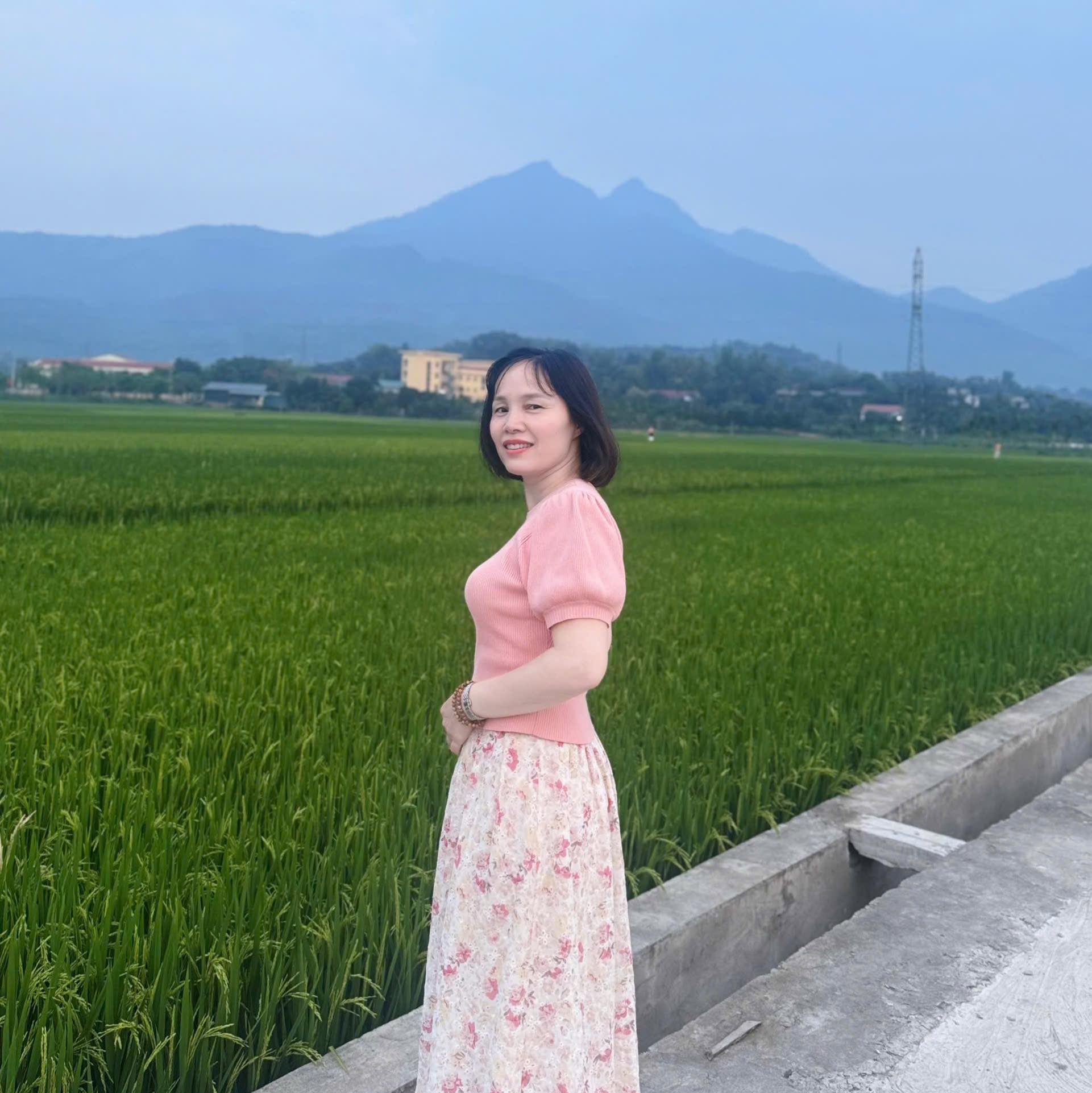 22h đêm về đến nhà chưa được ăn tối lại tiếp tục công việc, mẹ nhìn mà ...