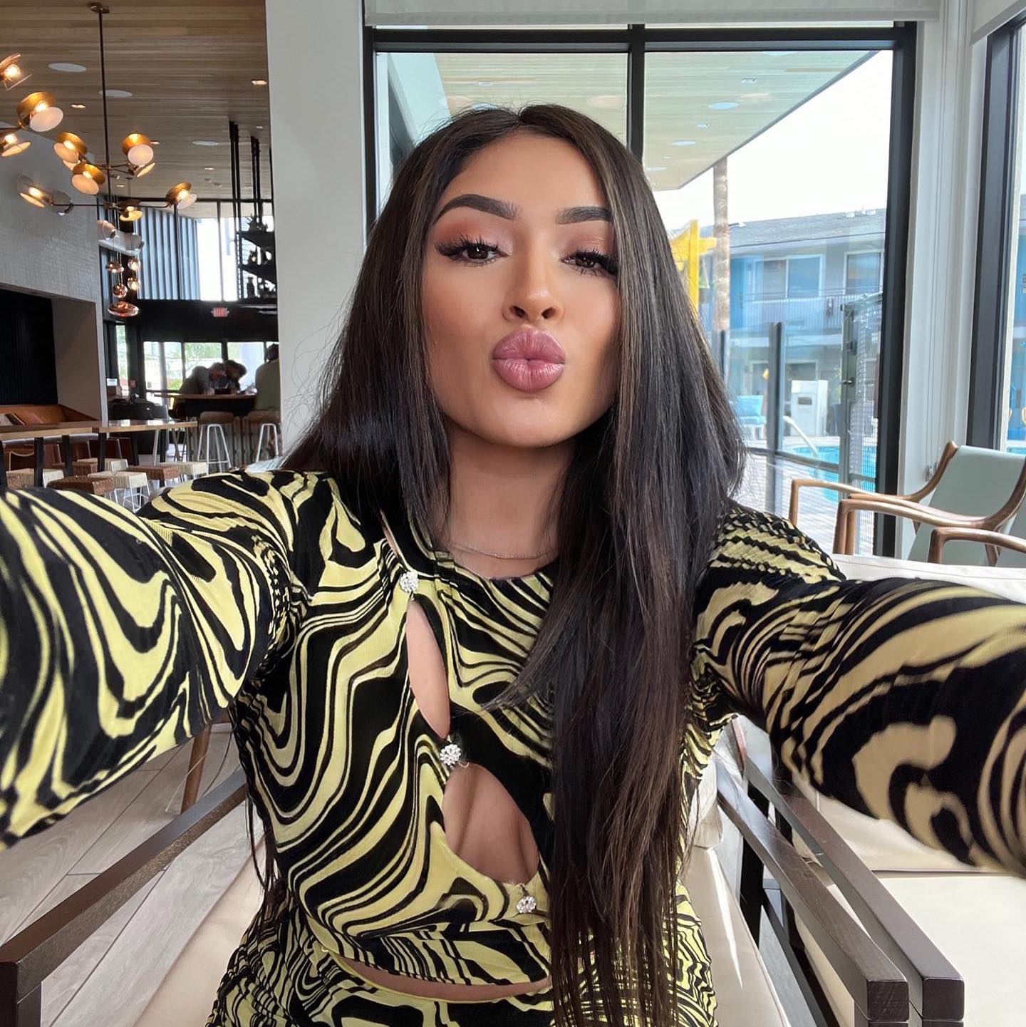 what a life…. 🙂‍↔️💞 GET THE LOOK 💖 ️ @kiaraskynails “hot shot” gel pro ...