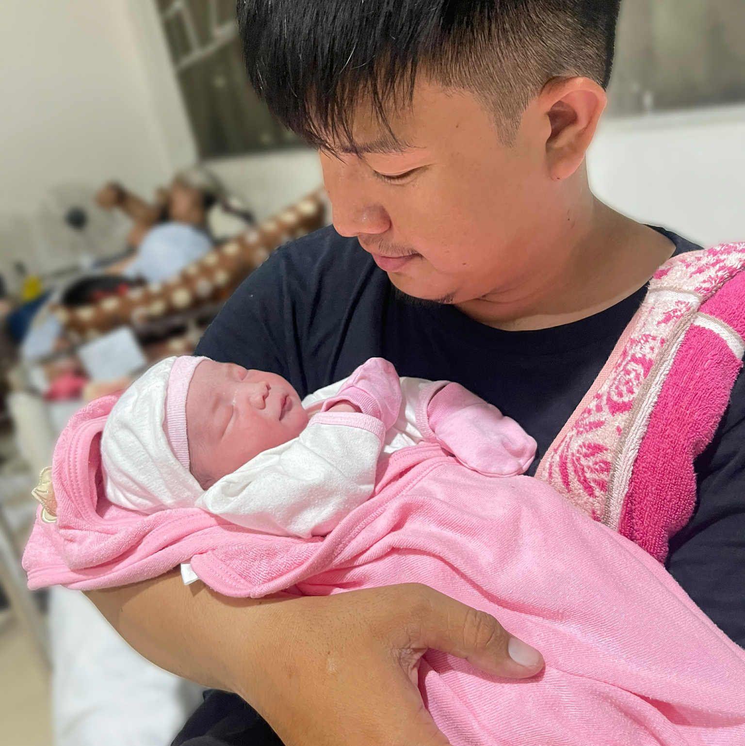 Fafaye says ‘Papa’ for the first time! 🥹👶🏻🤍 With Papa Dudut’s Brgy ...
