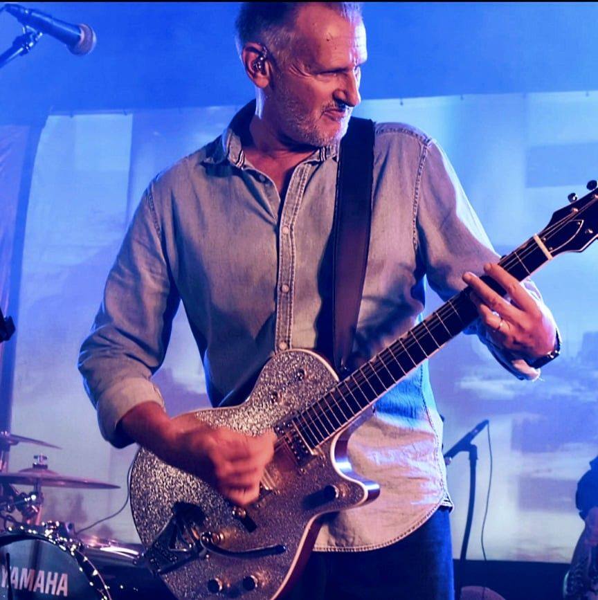 Pour sa troisième guitare Ted, Mike a choisi une Motel. La caisse a été ...