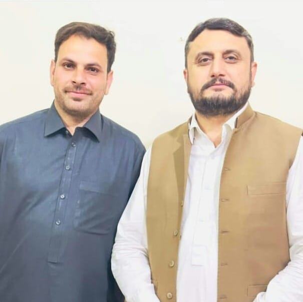 asi-azar-khan-with-his-team-insaf-ali-kheshgi