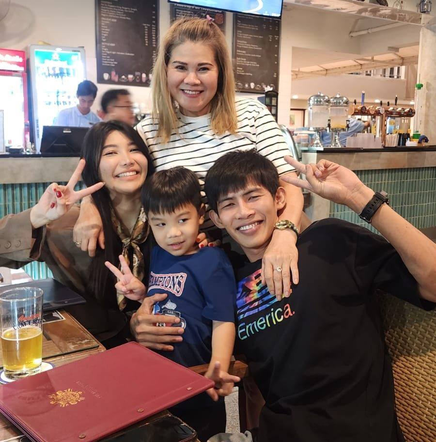 ก็ว่ายุทำไมตื่นเช้ามา ปวดหลังปวดขา🤣🤣 - Oraphin Boonngam | Facebook
