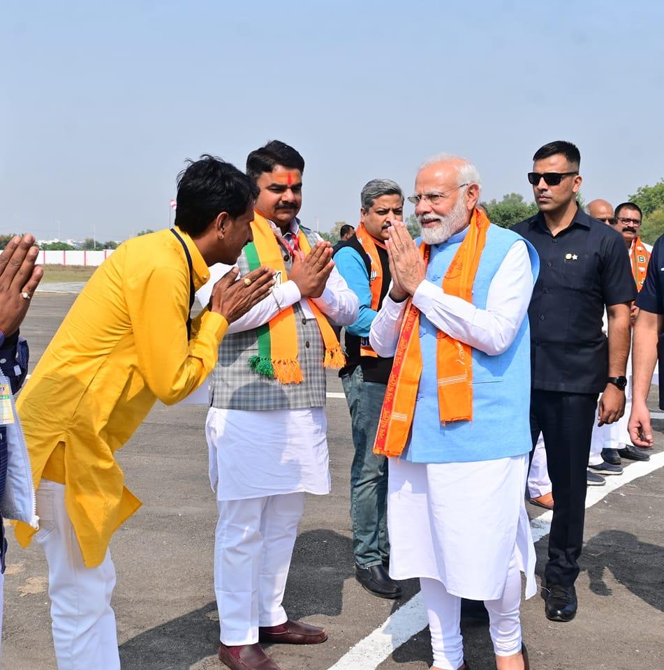 भारत के प्रधानमंत्री आदरणीय श्री नरेंद्र मोदी जी के सेवा के 25 वर्ष 7 ...