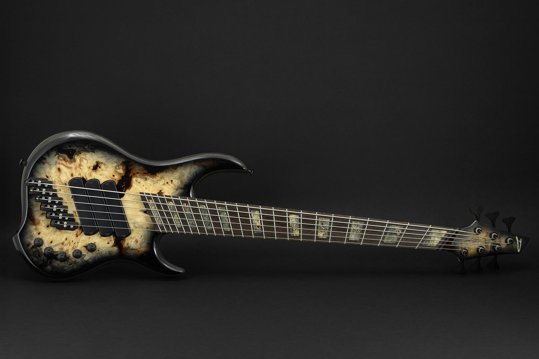 🔥Let's start the week with this tailor-made Dingwall Z. 👊Specs