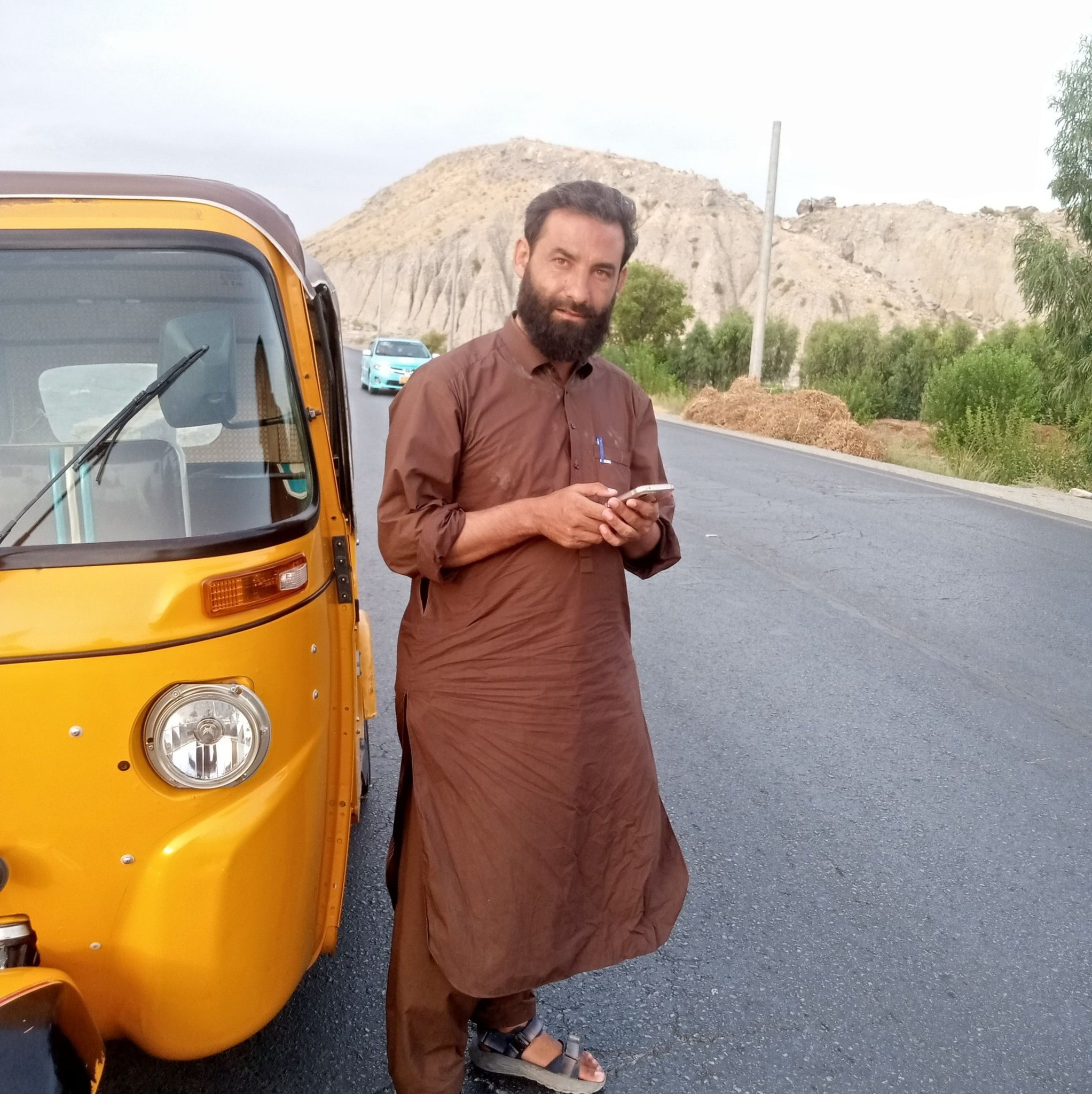 یعنې دا سړی دومره په سترګو ړوند دی چې دا دومره لوی پیاده رو نه ګوري او ...