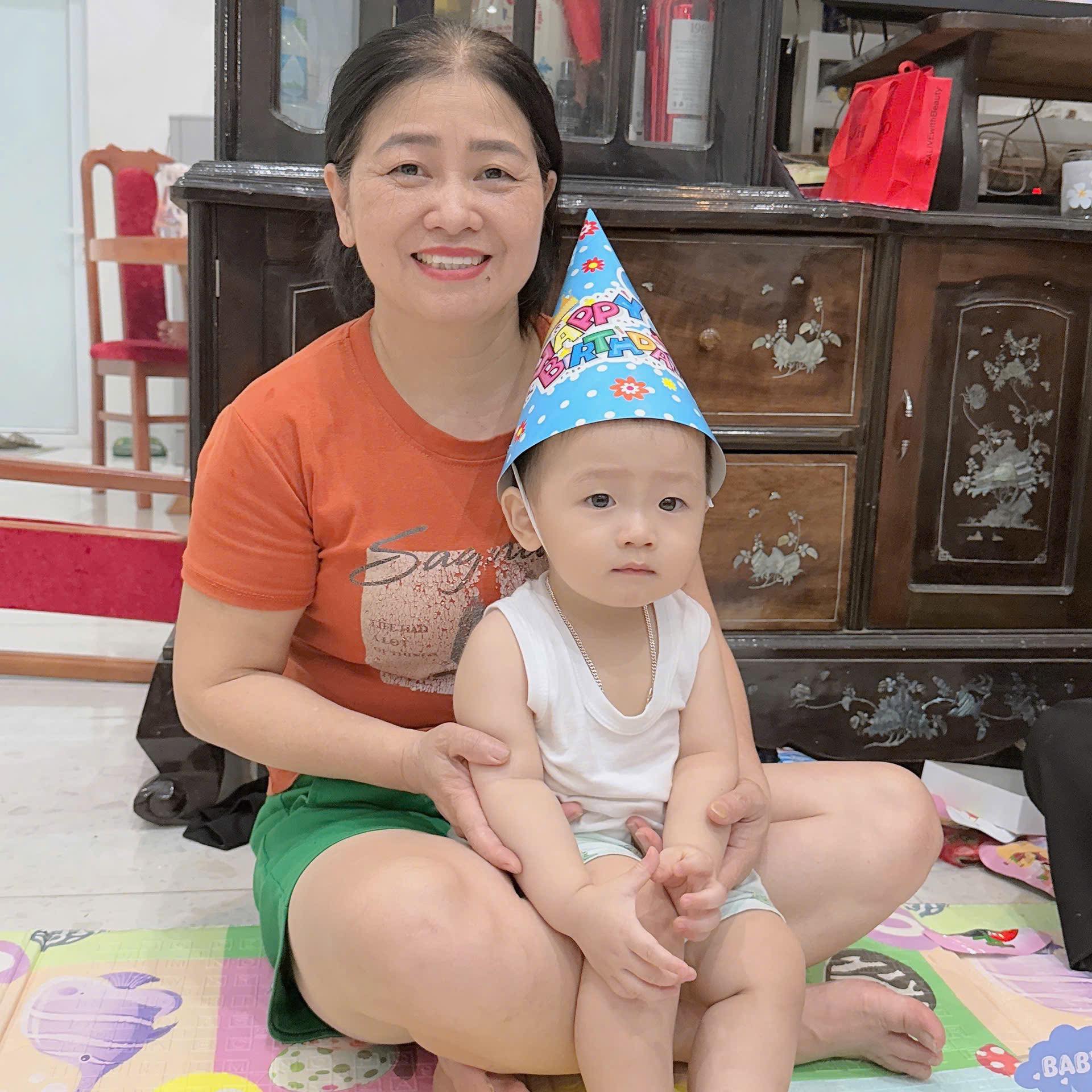 Hà Diệu Thúy - 💥Tết sum vầy😍lâu lắm rồi mới chụp lại ảnh... | Facebook