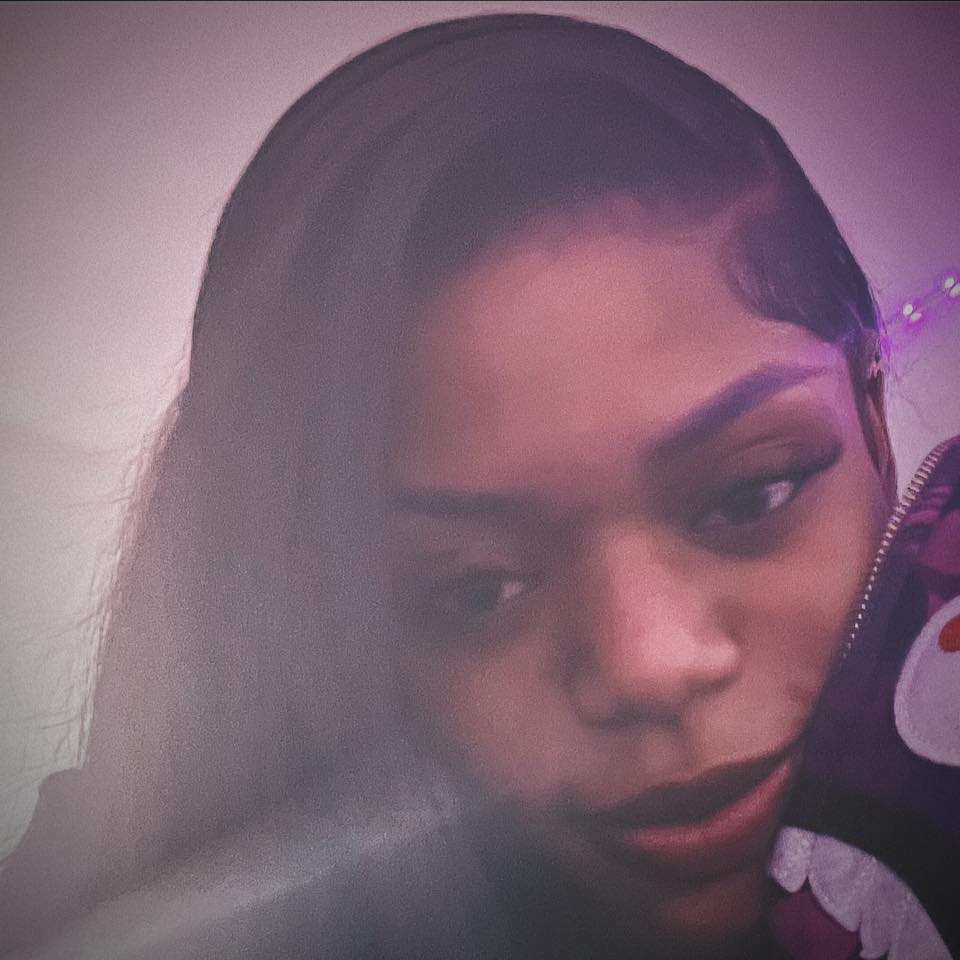 who is Didi💋 to you ? 1. stinkk😩. 2. bestie 🤞🏽. 3. future bae😏. 4. gang ...