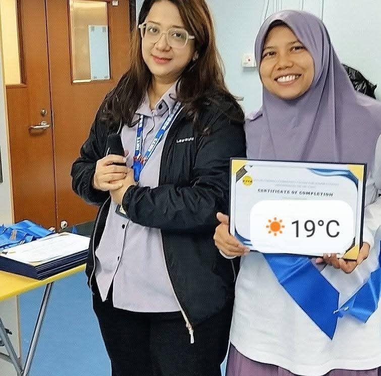 Walaupun penjualnya judes tapi tas-tas nya banyak diminati selalu laris ...