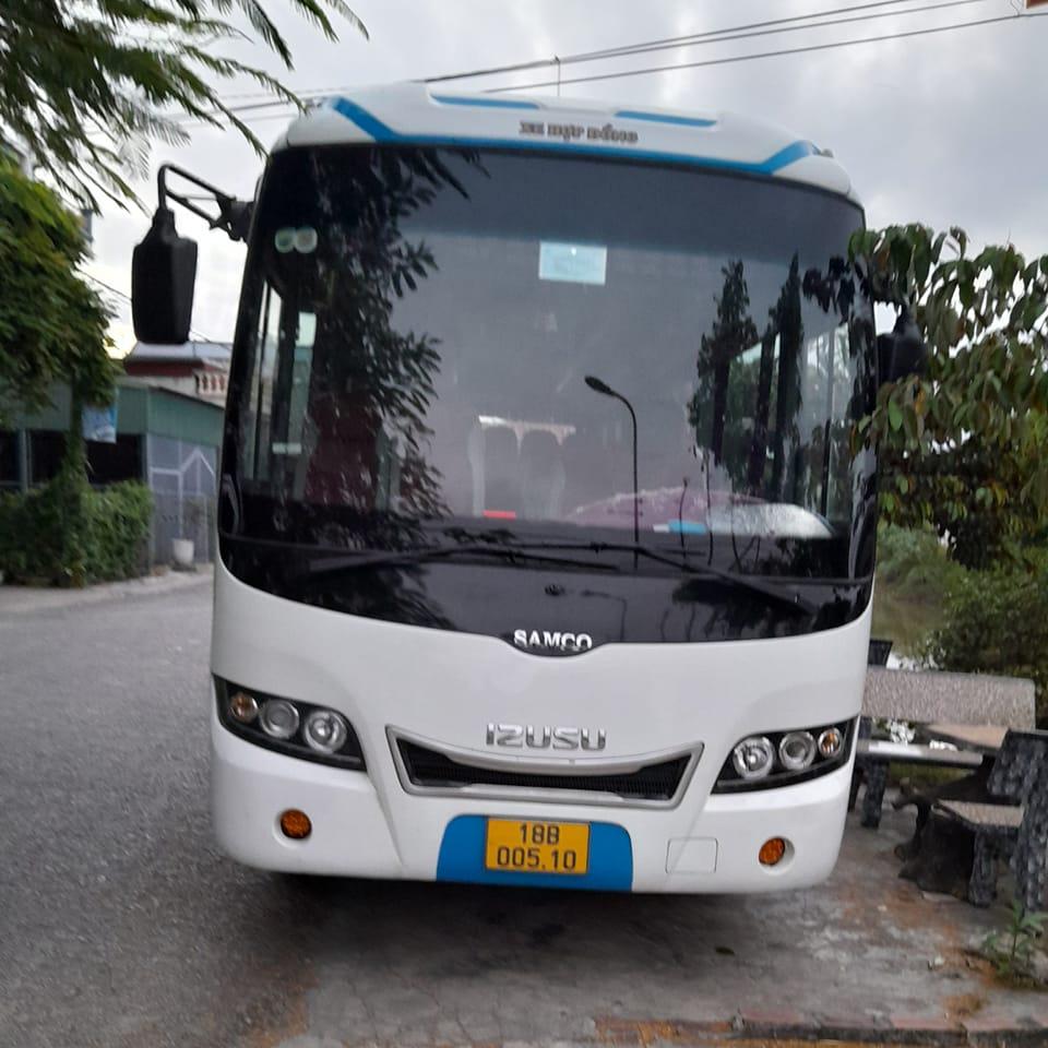 Giữa nắng 3h chiều, có một người vẫn đứng đó phất cờ cho mỗi chuyến tàu ...
