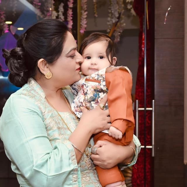 FUN FUN FUN When the girls decide the male parts of Manzil Meri Bas Tu ...