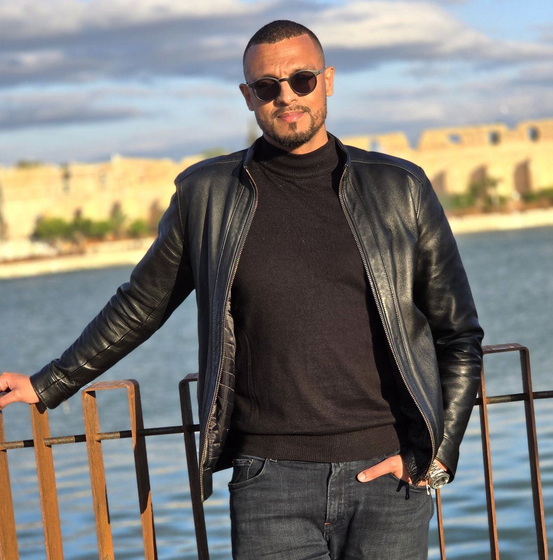الأطباء ديال النادي أكدو للمدرب أنه واجد للمشاركة ولكن اللاعب رفض و قال ...