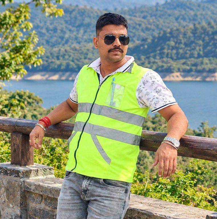 किसी के उतने हि रहो, जीतना वो तुम्हारा है। बाकि तो हम है हि... 😎 🏻 # ...