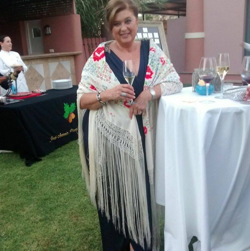 No sabía si este vestido rojo era para mí… hasta que lo combiné así ️ ...