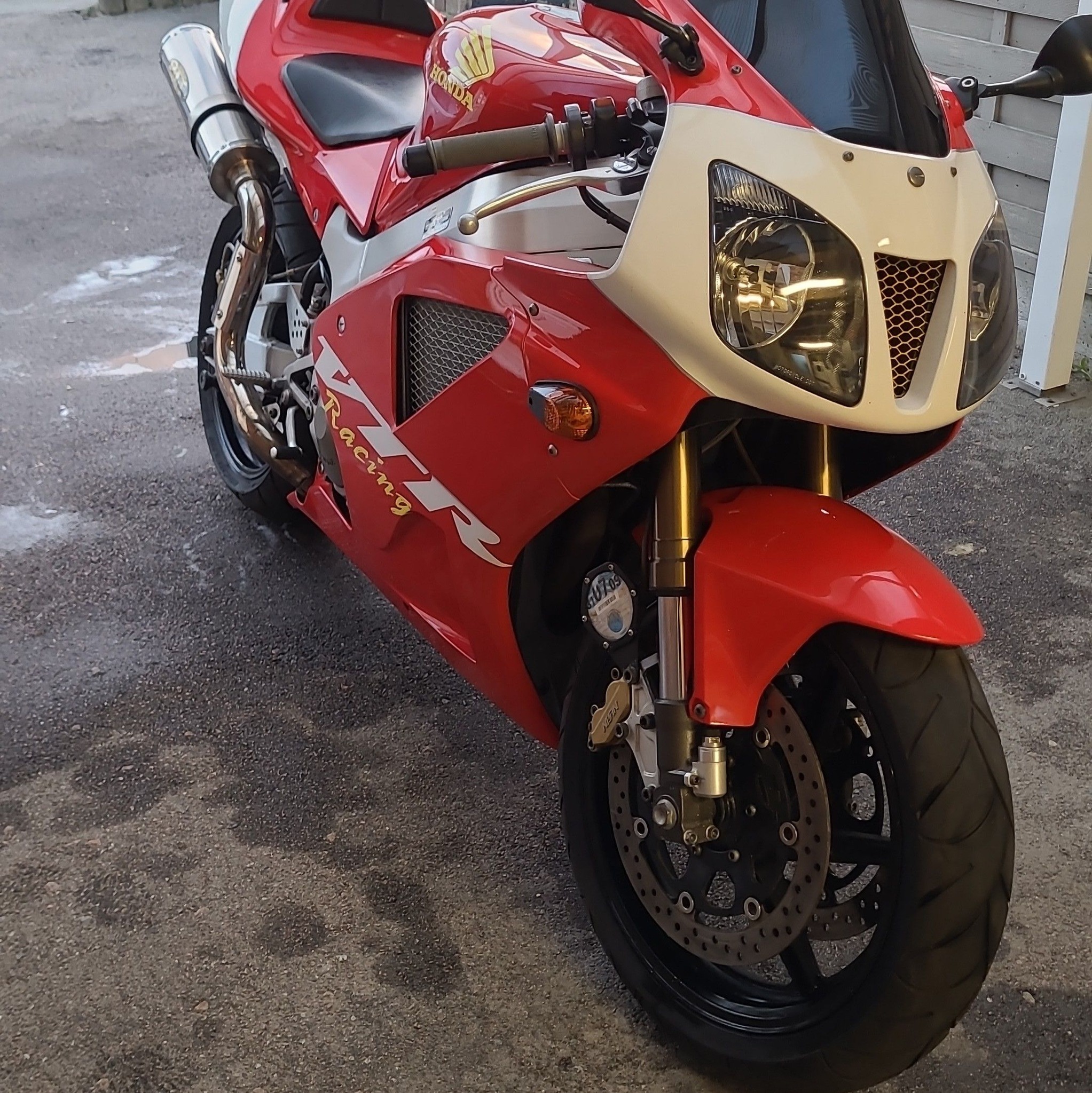Honda RC51 Fan Club | I'm lookin for a left side radiator | Facebook