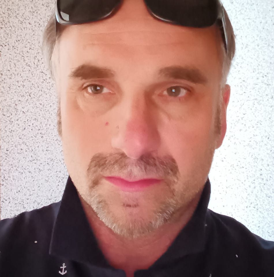 Roman Hladík - Napadla někdy ruská raketa,ruský tank nebo... | Facebook
