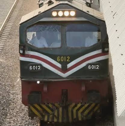 رحمان بابا ایکسپریس: 90 کلومیٹر فی گھنٹہ کی رفتار سے تھرو پاس 🚆، ہارن ...