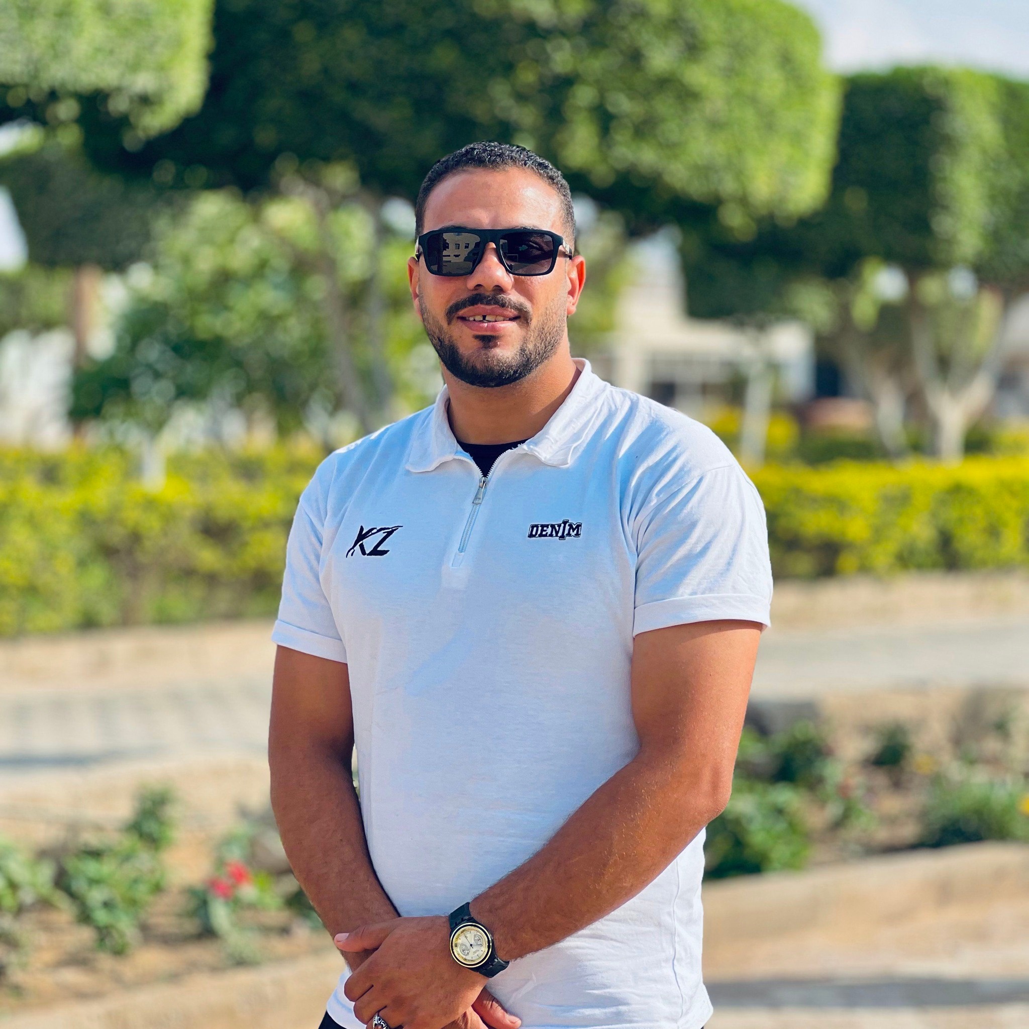 Moaaz - وأنا بحاول من ٣ سنين أصاحب ٢ أغنيا عشان أبقي تالتهم 😃😃 مش دي ...