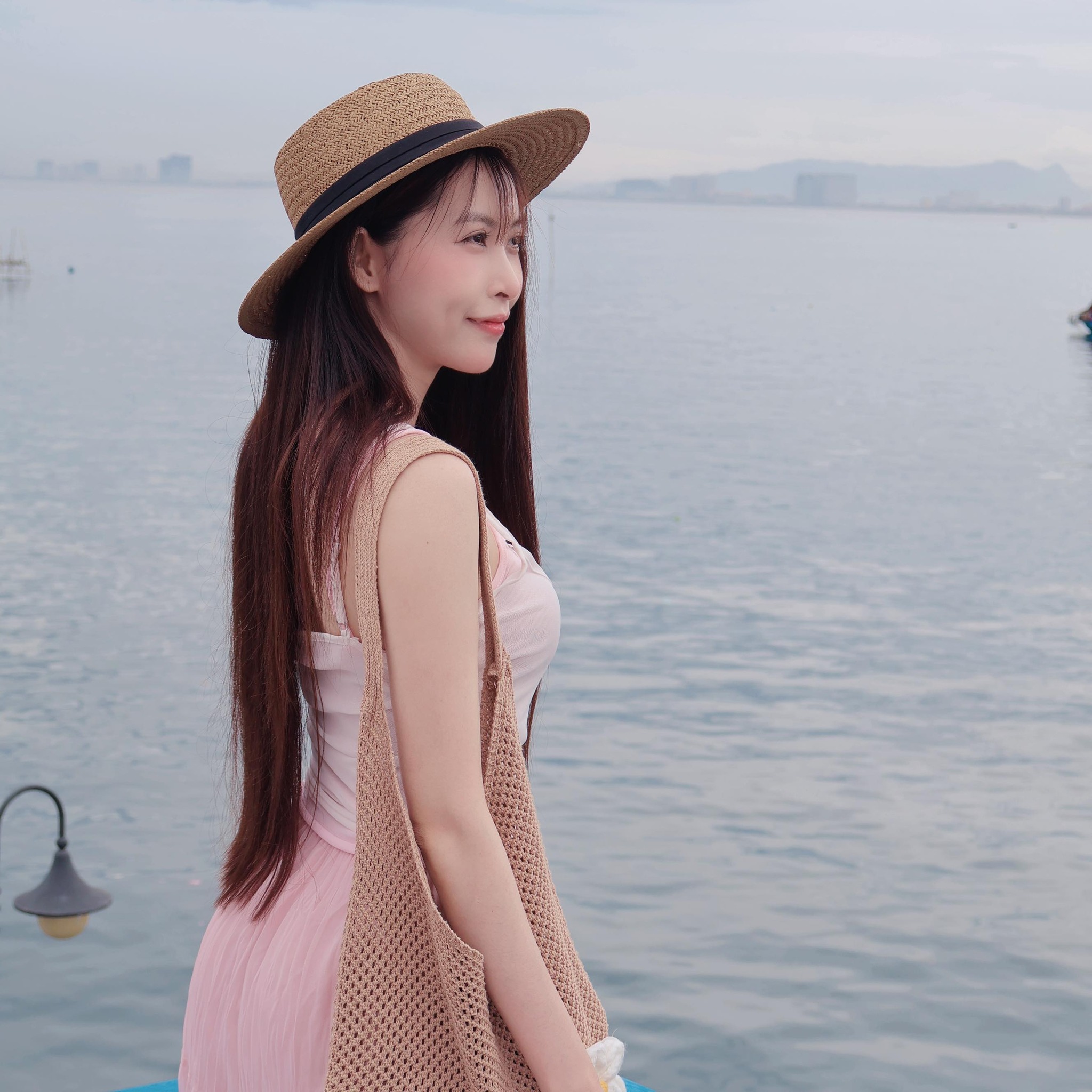 Bọc vài trăm bộ sách cho khách! Mà đến giờ sách con mình vẫn chưa dán ...