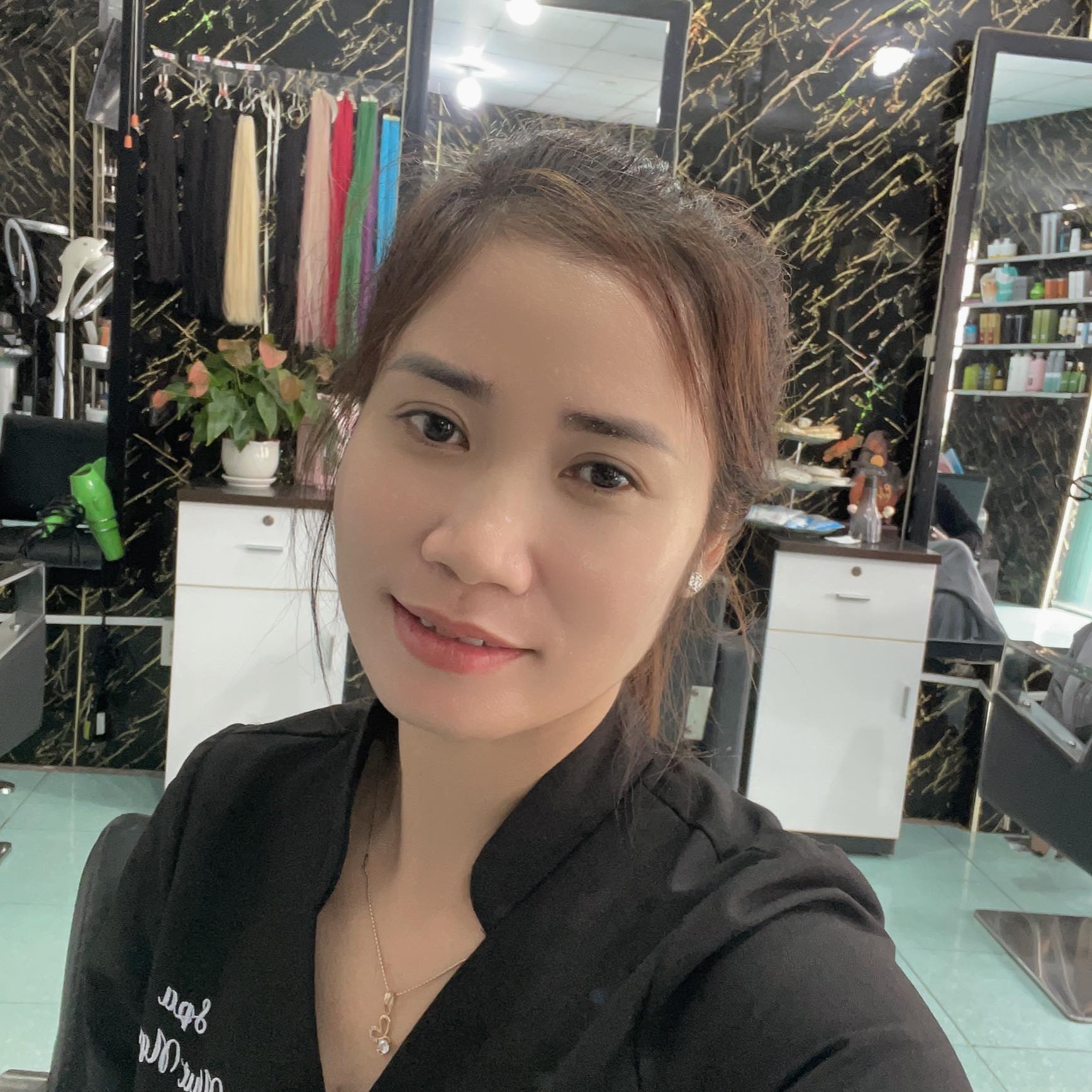 E gái ghé lấy kem dưỡng sẳn cho phản hồi này da giảm mụn nhiều mà da ...