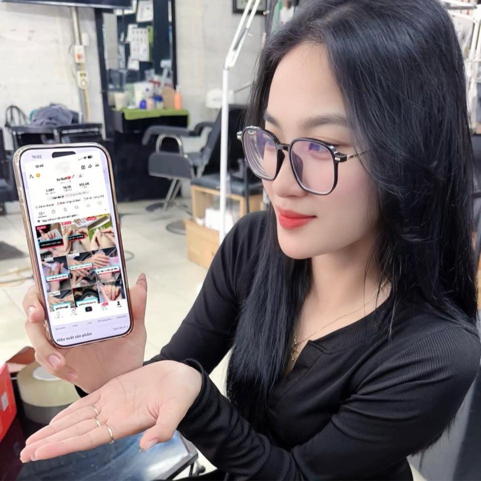 mắt mèo ánh nước , k xám nền #đồnail #thịnhhành #xuhướng | Nguyễn Hà Vy
