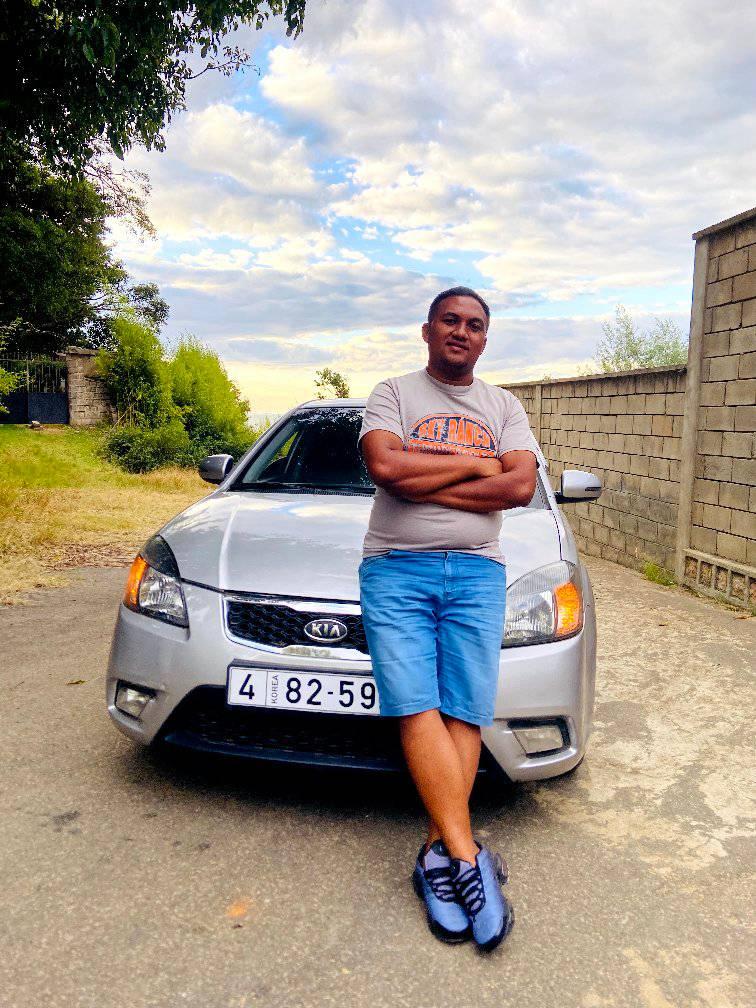 nody tsika Dia tongasoa eto Dago ndray 🇲🇬 Prado vs V8 teoto ahhh ...
